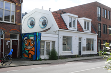 904670 Gezicht op het huis Draaiweg 7 (sub nrs. A t/m D) te Utrecht, met op de zijgevel een muurschildering van Jan is ...